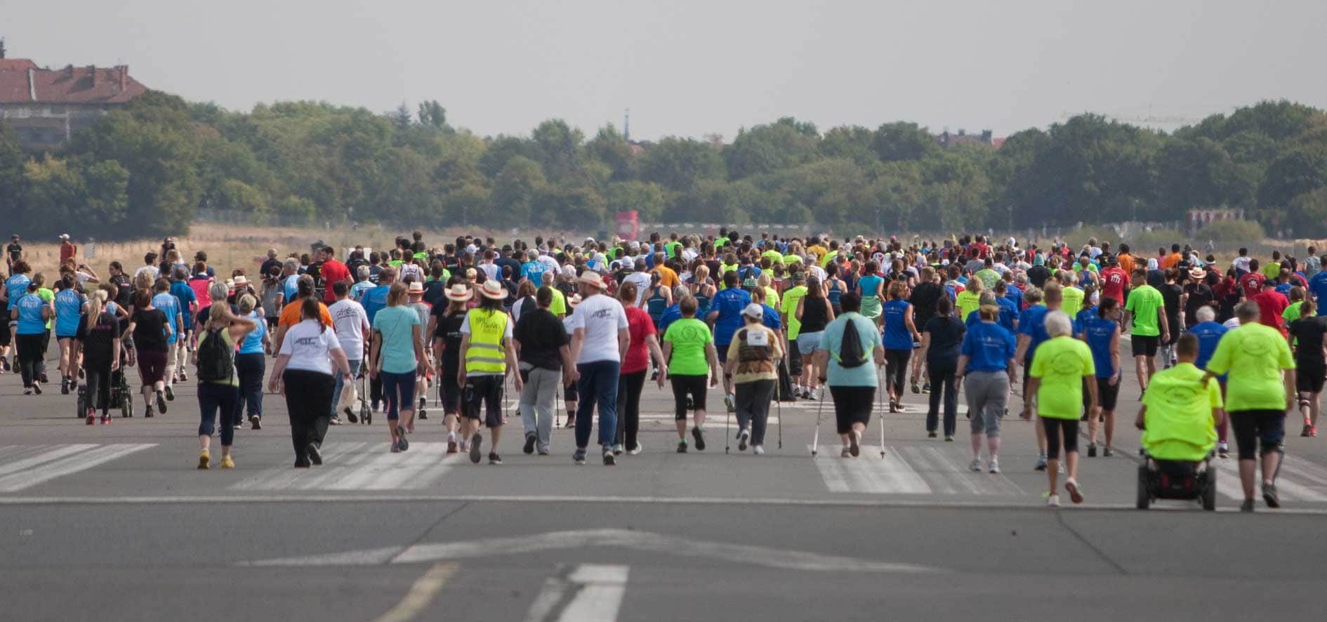 Viele Menschen laufen auf dem Tempelhofer Feld